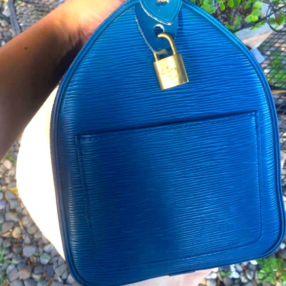 Authentic LV epi leather in speedy 30. - Picture 3 of 7